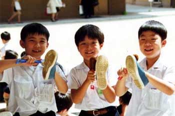 くつをあらおう！ いつも学校で 履いている青靴を 洗いました。